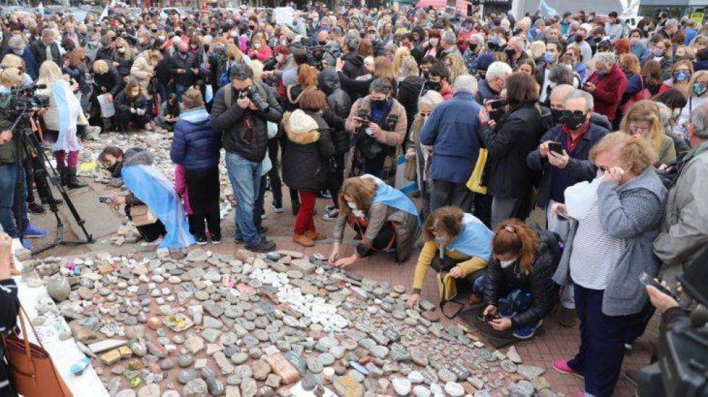 Marcha de las piedras: comenz el reclamo de los familiares de los fallecidos por Covid-19