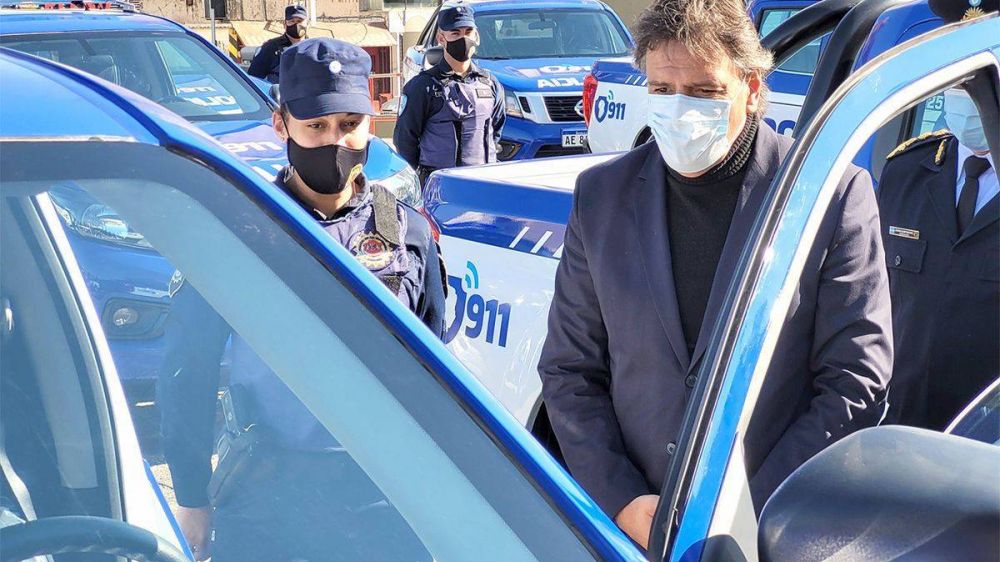 Junto a la jefa de la Polica, Mosquera entrega 3 mviles policiales