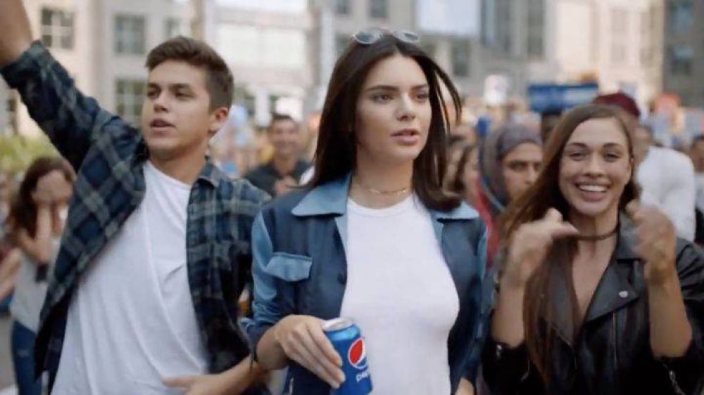 Por qu Pepsi se llama as y cul es el origen de la rivalidad con Coca-Cola?