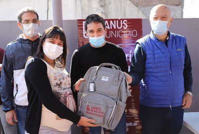 Grindetti visit� los operativos de salud �Ver para aprender� y el �Taller de preparto�, en Lan�s Oeste