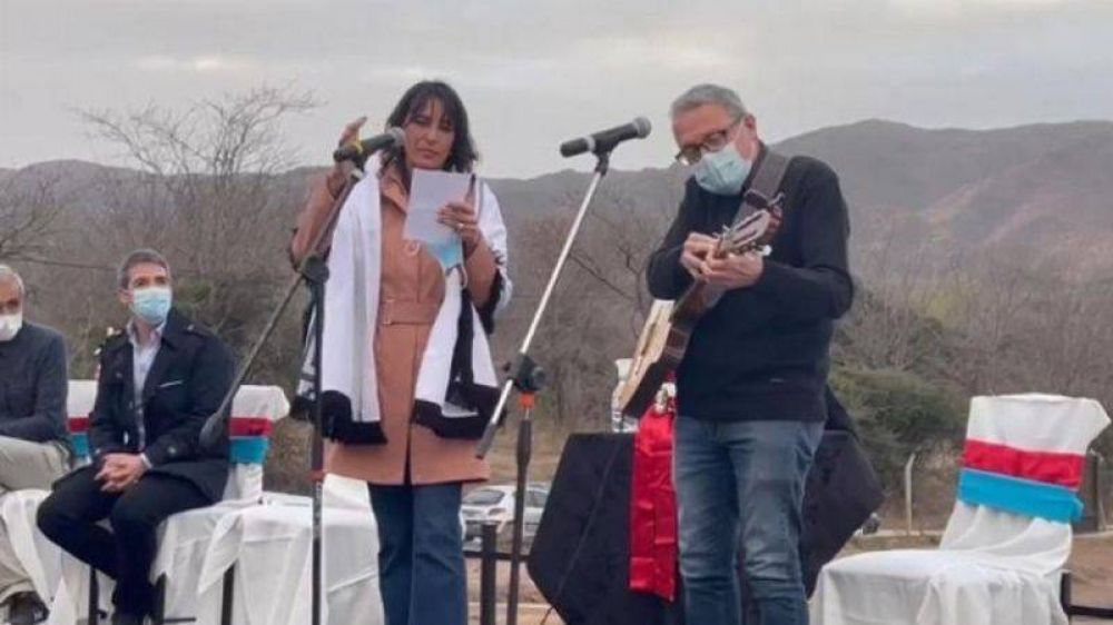 Natalia de la Sota cantó junto al intendente de Cosquín