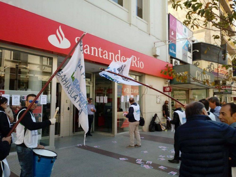 Gravsimo: La Bancaria denunci que Santander bloque durante 5 horas su edificio central, dejando encerrados a los trabajadores