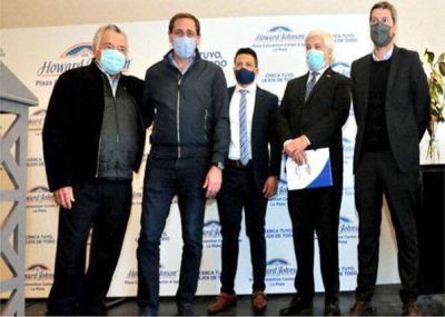 La Plata. Barrionuevo celebr� la inauguraci�n del Howard Johnson pero subray� -frente a Lammens- los 100.000 empleos perdidos 