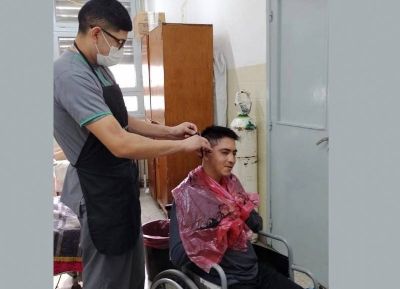 Enfermeros del Larraín atienden y cortan el pelo a sus pacientes: 