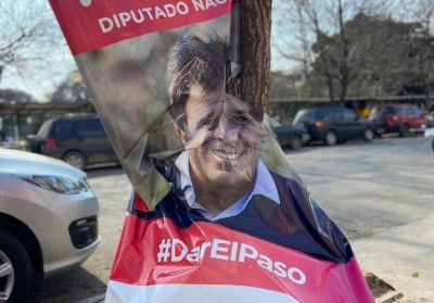 Denuncian la vandalizaci�n del material de campa�a de Facundo Manes