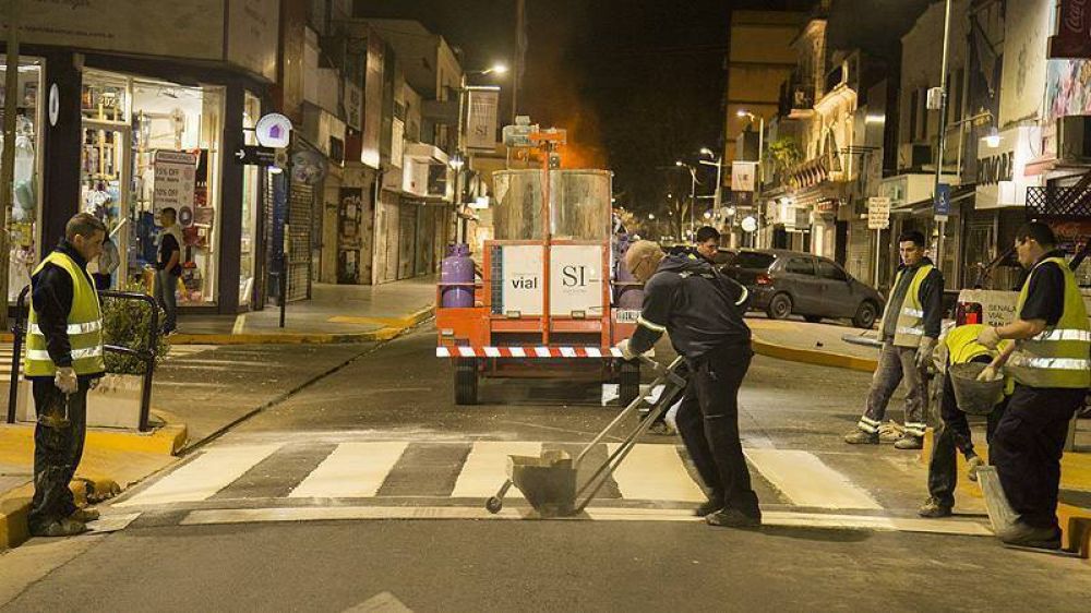 Renovacin de las calles: Pintan sendas peatonales en el centro de San Isidro