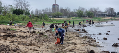 En apenas dos horas y media, recolectaron una tonelada de residuos en la costa del r�o