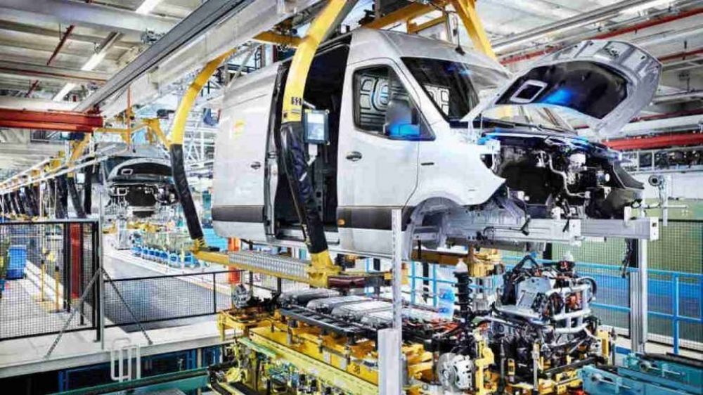 Mercedes invierte 54 millones de dlares para ampliar produccin y en red de concesionarias