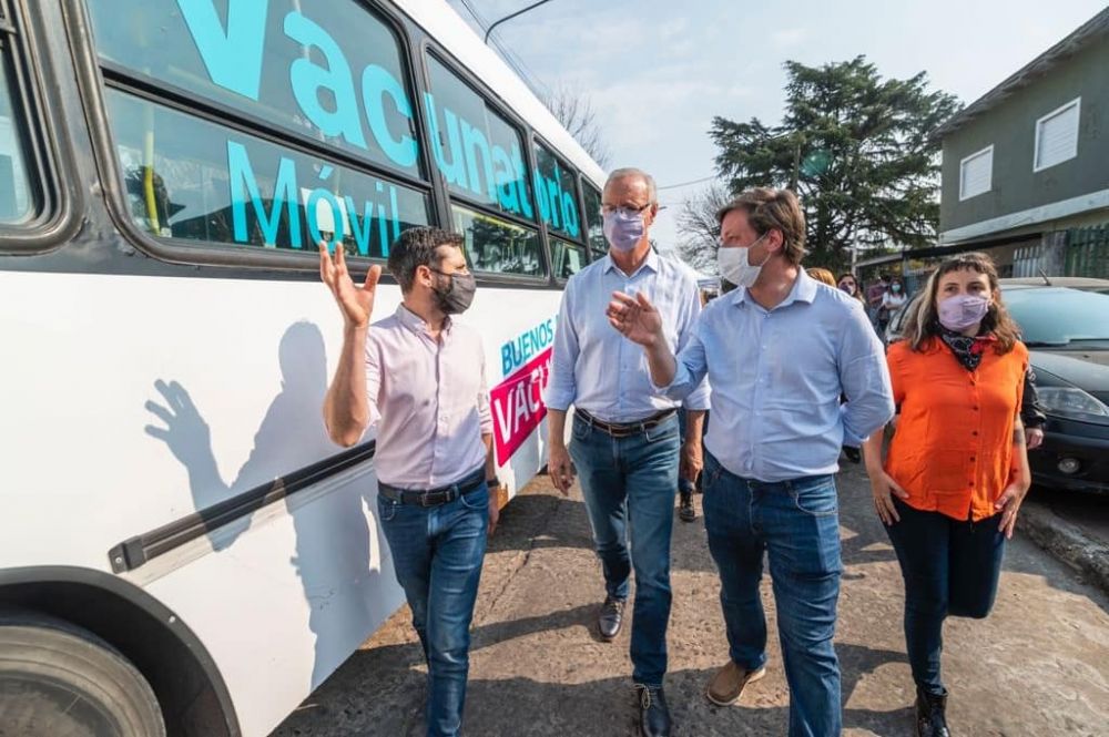 Daniel Gollan y Lucas Boyanovsky recibieron al Bus de Buenos Aires Vacunate en Vicente Lpez