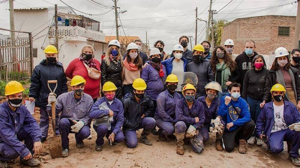 Malena Galmarini y Mayra Mendoza recorrieron la obra de agua potable en el barrio Azul de Quilmes