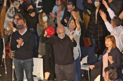Clima festivo, el regreso de los bombos y el grito �vamos a volver� en el cierre de campa�a de Diego Santilli