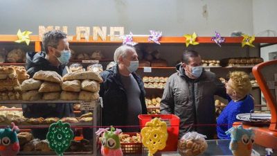Rabinovich, Muro y Montenegro cerraron la campa�a en una panader�a