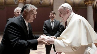 Tras reunirse con Orban en Budapest, el Papa pidió 