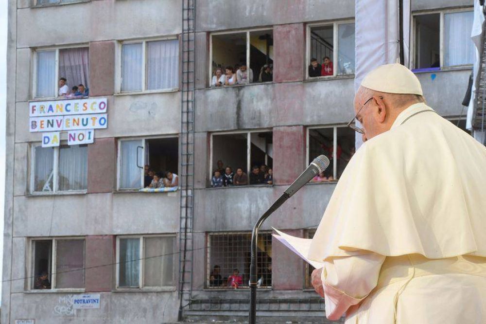 Conmovedora visita del Papa al gueto de la vergenza eslovaco, el barrio gitano ms grande de Europa