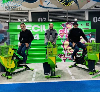 Crearon una bicicleta fija para reciclar botellas pedealeando