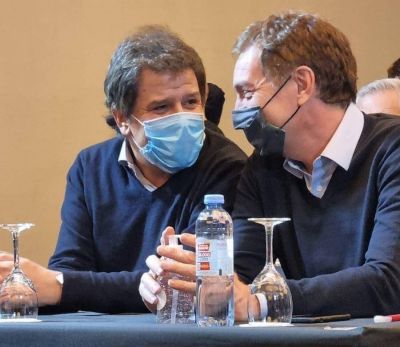 Santilli y Manes: gestos de unidad y fotos de los dos en las boletas de Juntos