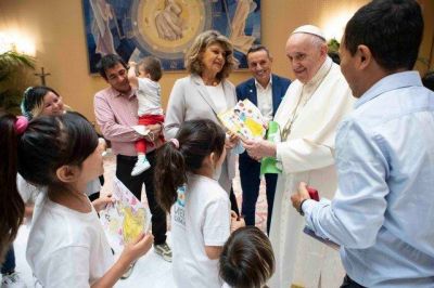 El Papa consuela a 3 familias cristianas que escaparon de los talibanes