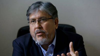 Manzur ahora analiza correr al 
