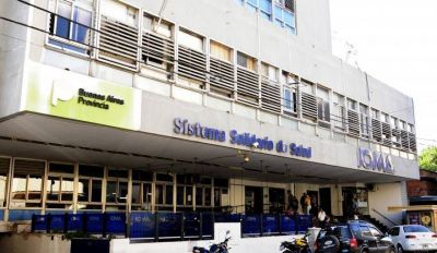 Desesperada, una mujer se encaden� en una sede de IOMA porque la obra social no cubre el tratamiento que necesita su hija