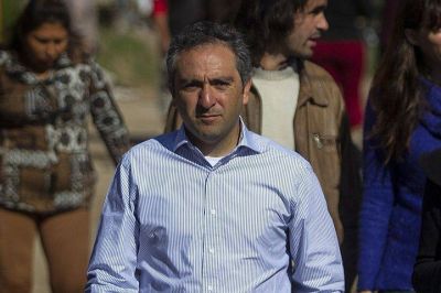 Andr�s Larroque le respondi� a Mart�n Guzm�n: �No podemos �amarretear��