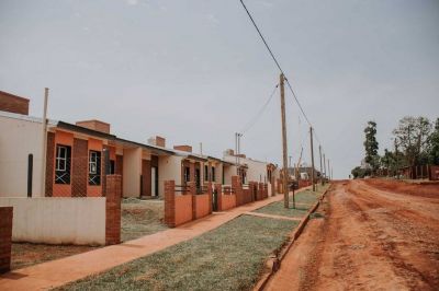 Vivienda propia | Se entregaron casas a 21 familias en Puerto Iguaz�: �Esto es fruto del esfuerzo del Estado provincial�, se�al� Santiago Ross