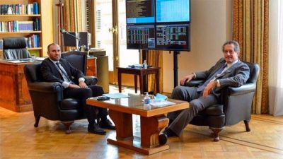 En medio de un fuerte aumento de la emisi�n y la suba del d�lar libre, el Gobierno asegura que no acelerar� la devaluaci�n hasta fin de a�o