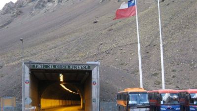 Golpe al turismo en Mendoza: Chile no abrirá el paso Cristo Redentor en octubre