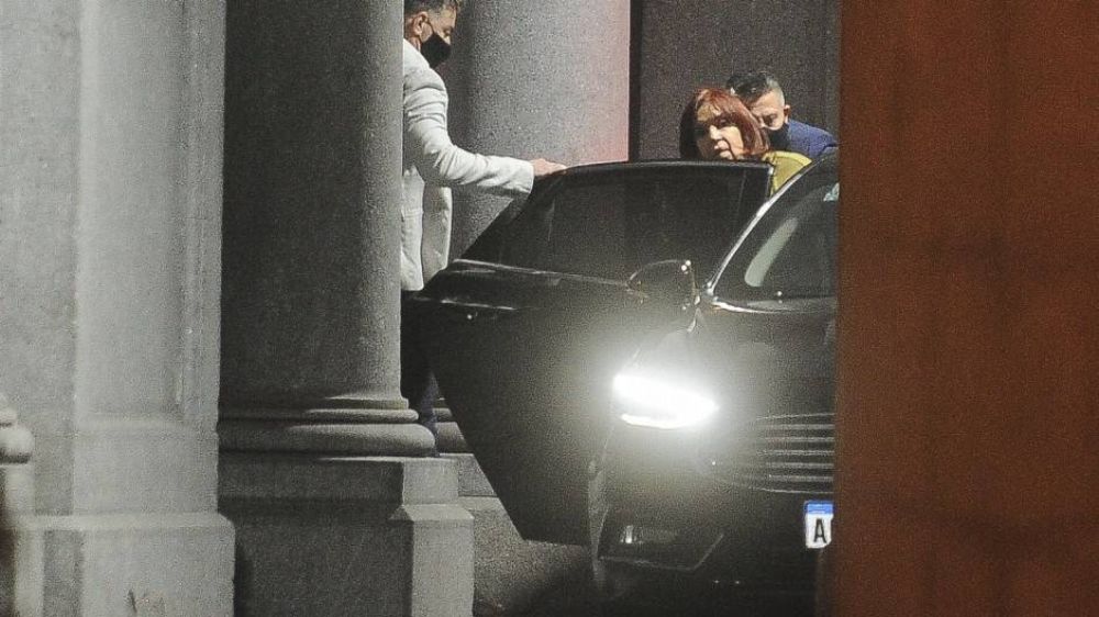 Cristina contuvo a los senadores con una arenga antes de reunirse con Alberto