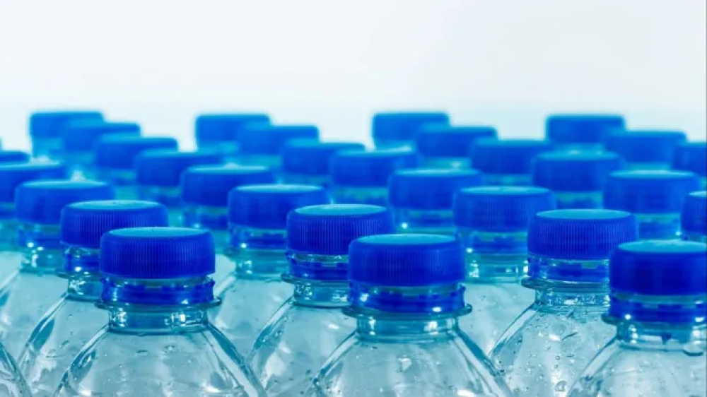 Alta demanda de botellas de agua genera escasez del lquido