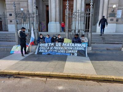 Precarizados de salud cortan la calle, se encadenaron en la Catedral e iniciaron huelga de hambre