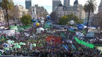 La calle vuelve a ser protagonista de reclamos sociales y respaldos al gobierno en la salida de la pandemia