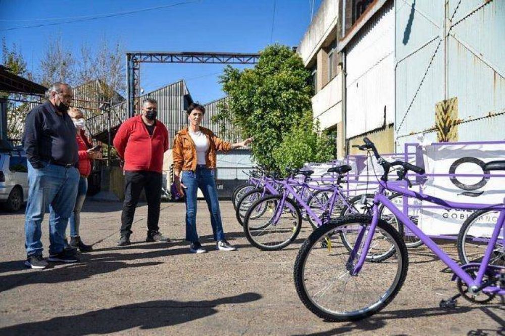 Mayra entreg 10 bicicarros a recuperadores de Bernal: El reciclado debe ser con inclusin social