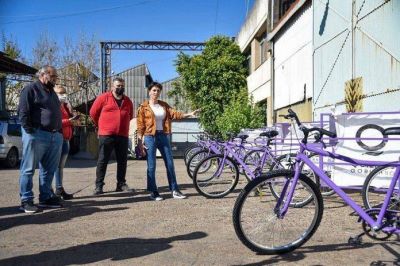 Mayra entreg� 10 bicicarros a recuperadores de Bernal: �El reciclado debe ser con inclusi�n social�