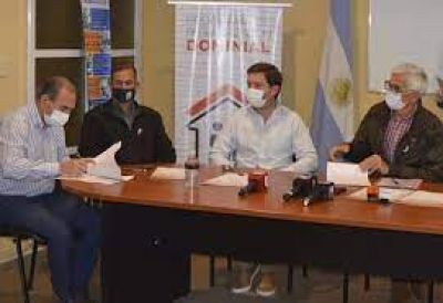 Barrios populares: el Municipio y el Iprodha firman convenio para regularizar situaci�n de 22 familias de la Chacra 61