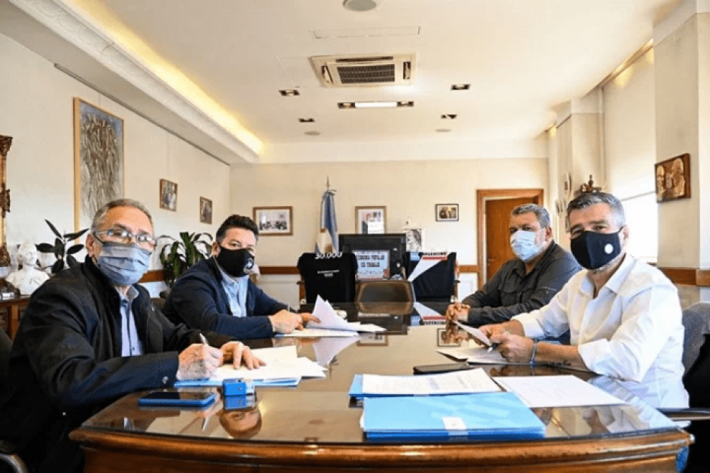 Nuevo convenio para la creaci�n de playones multideportivos en Ituzaing� y Merlo