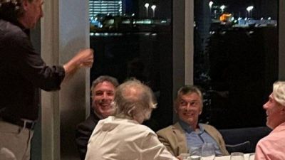 Macri elude la orden judicial y se queda en Miami ense�ando 