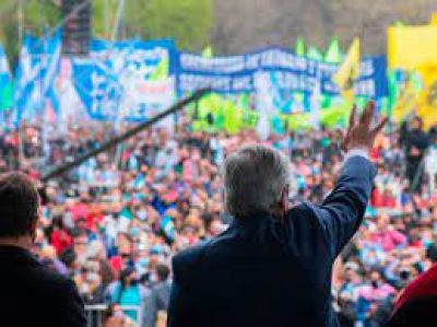 Alberto encabeza el acto de los movimientos sociales en modo unidad