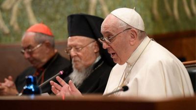 Francisco denuncia �un mal que amenaza la vida misma� del planeta