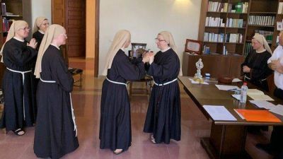 El Papa a Clarisas: �nunca olvid�is vuestra ra�z, el bautismo�