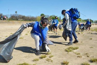 Voluntarios retiraron casi una tonelada de basura de la costa del Paran� en Rosario