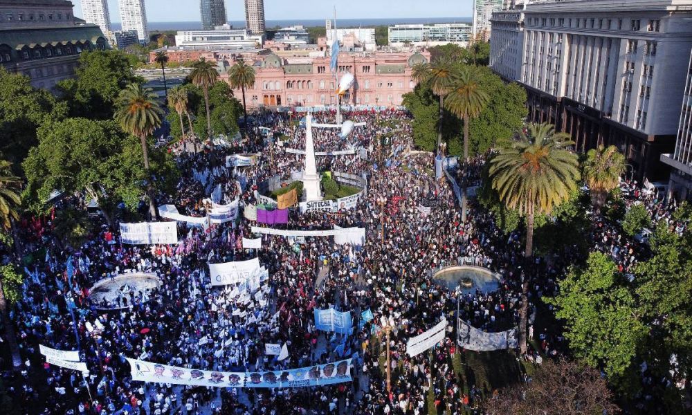 Da de la Lealtad: multitudinaria presencia de la militancia y organizaciones sociales en la Plaza de Mayo