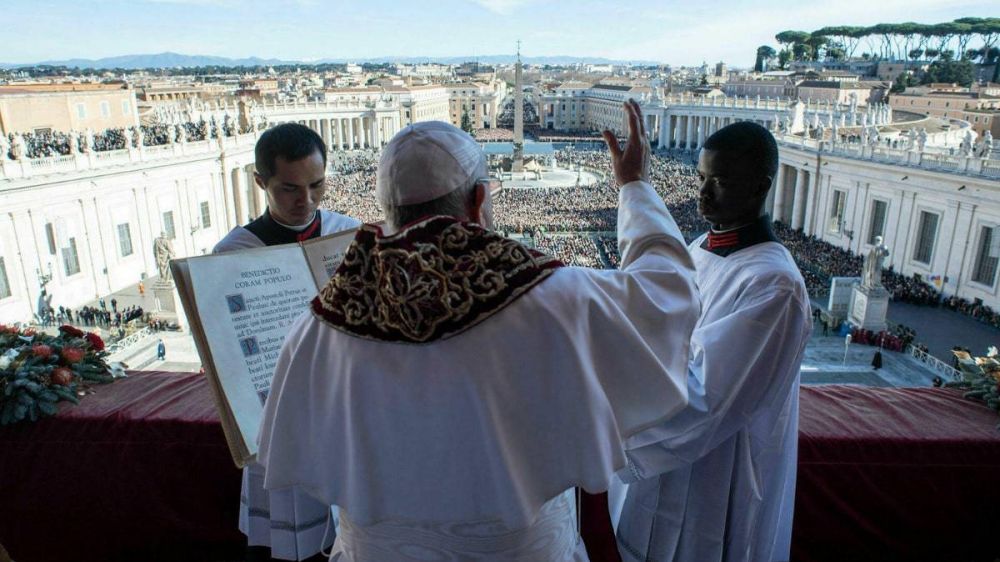 Que la mano del Jefe de Estado vaticano no sepa lo que hace la mano del Papa