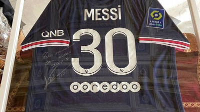 Messi le envi� una camiseta del PSG autografiada de regalo al Papa