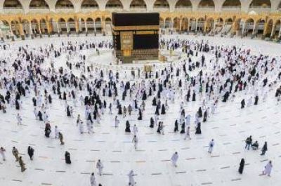 Arabia Saudita permite la plena capacidad en las mezquitas de La Meca y Medina