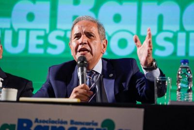 Palazzo retom� la campa�a y la Bancaria cuestion� a la oposici�n por querer un pa�s con �empleo sin estabilidad y sin derechos�