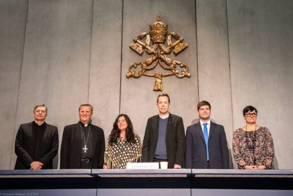 El Vaticano presenta aplicacin para rezar por el Snodo y con el Papa