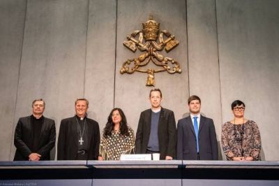 El Vaticano presenta aplicaci�n para rezar por el S�nodo y con el Papa
