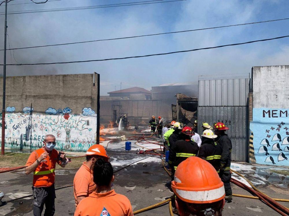 Controlaron el incendio en la fbrica de Lans: trabajan 12 dotaciones de bomberos 
