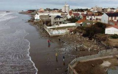 La Costa: Por la erosi�n costera expropiar�n 150 casas del frente mar�timo 