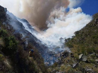 Continúa activo el incendio de alta montaña en Traslasierra